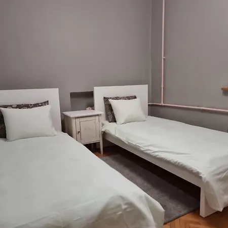 2 Bedroom Next To Hall With Parking * 리가